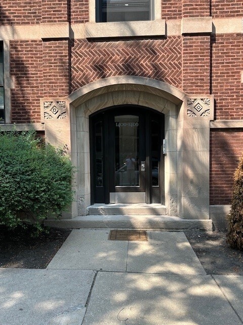 Building Photo - 1400 W Summerdale Ave