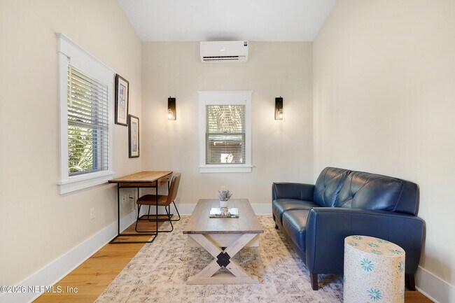 Building Photo - 290 St George St