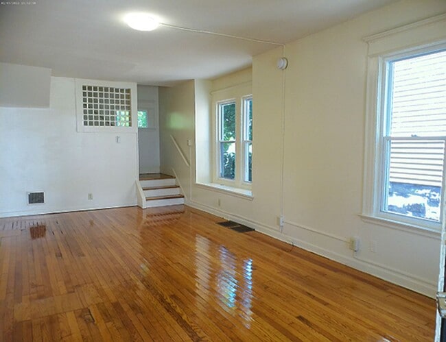 Building Photo - Available 8/1/26- Spacious and Open Two St...