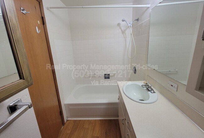 Building Photo - 1702 W 7th Pl