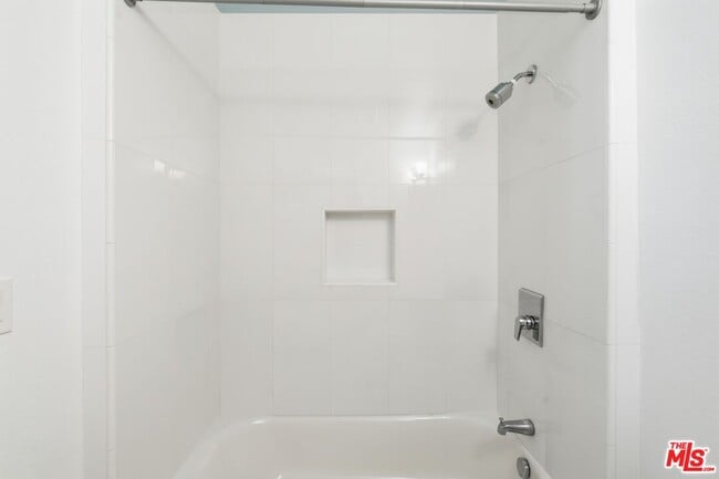 Building Photo - 2752 Guirado St