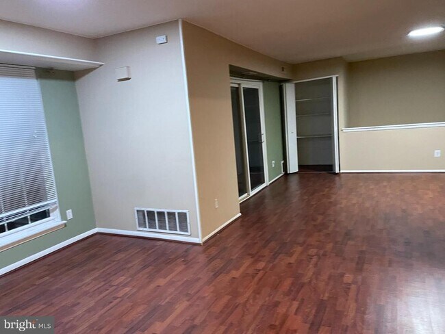 Building Photo - 275 Green St