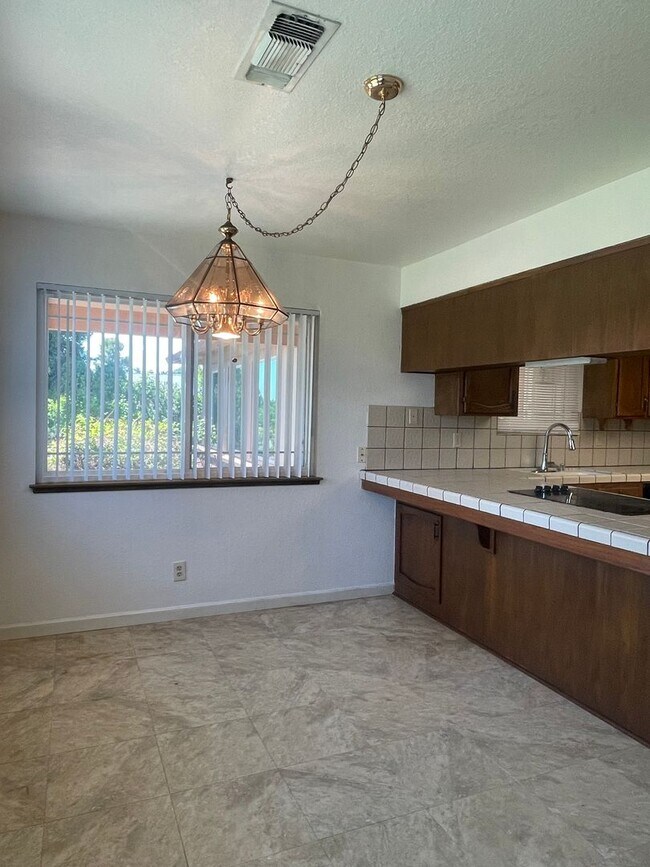 Building Photo - SPACIOUS 3 BED 2 BATH WITH A FAMILY ROOM A...