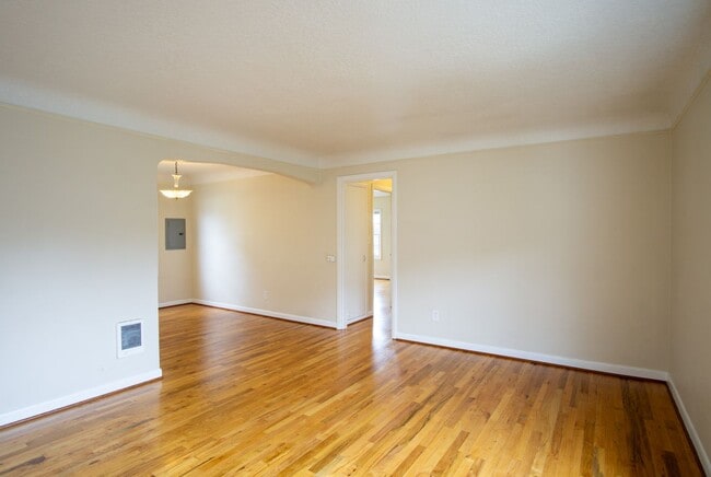 Building Photo - Fabulous Nob Hill 1Bdr Corner Apartment in Courtyard Building!