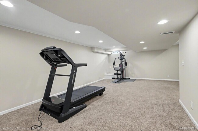 Building Photo - 7055 Oakridge Dr