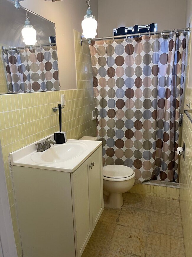 Building Photo - Adorable three bedroom two bath one car ga...