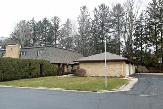 Building Photo - 2727 S Lakeshore Dr