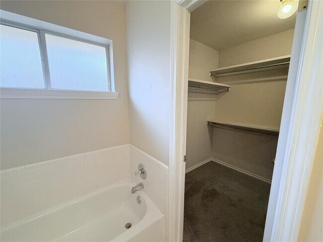 Building Photo - 1224 Capitol Dr