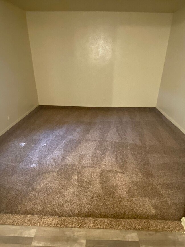 Building Photo - SPACIOUS 3 bedroom 2.5 bathroom townhome