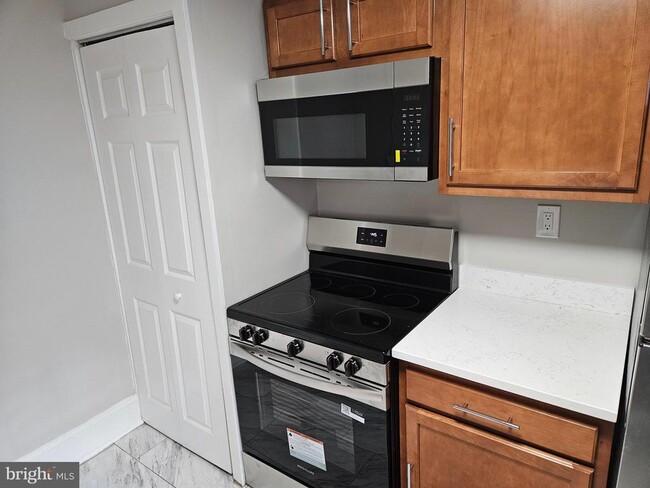 Building Photo - 334 N Market St