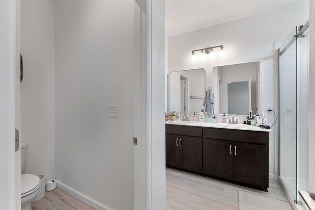 Building Photo - 4 Bedroom, 2 bath in Fort Collins - Backs ...