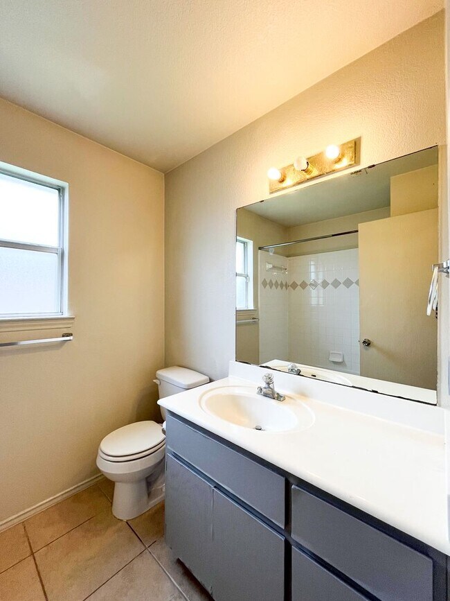 Building Photo - Available NOW!!!! Gorgeous 4 bedroom, 2 ba...