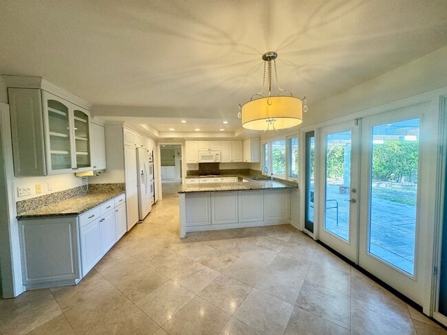 Building Photo - Elegant 4 bedroom, 3 bath large home locat...