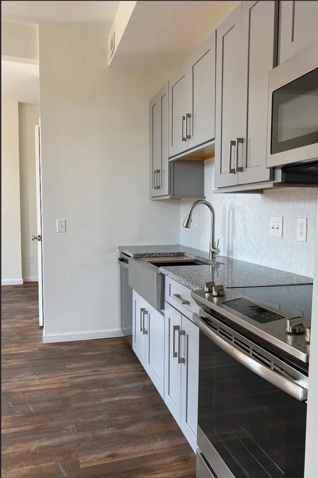 Building Photo - Renovated 2-Bed in OTR | In-Unit Laundry, Stainless Appliances, Central Air — Water & Trash Included