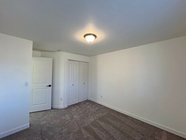 Building Photo - 16241-16243 Curry Ct SE