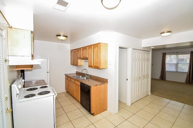 Building Photo - 2225 Yorktowne Dr