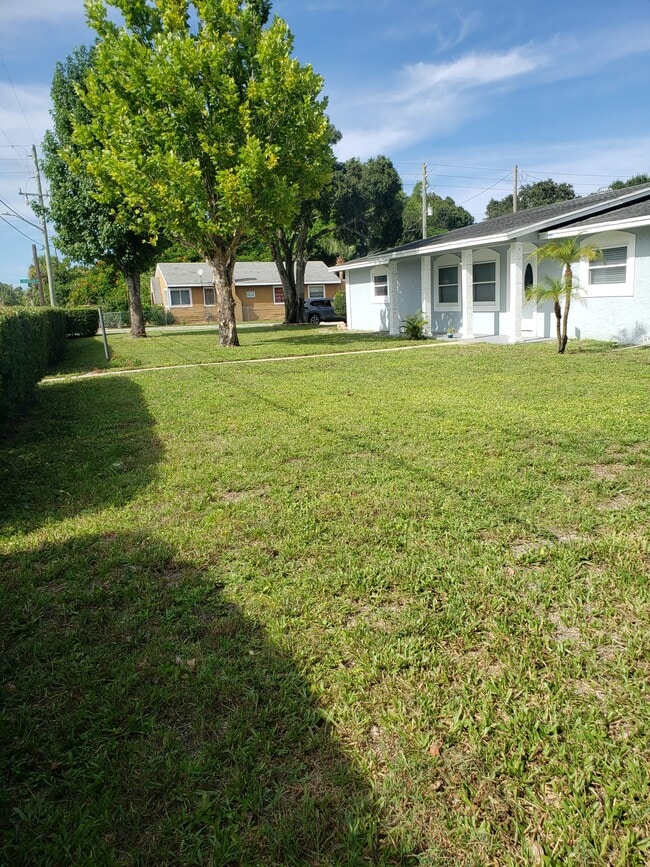 Building Photo - 2902 Oleander Blvd