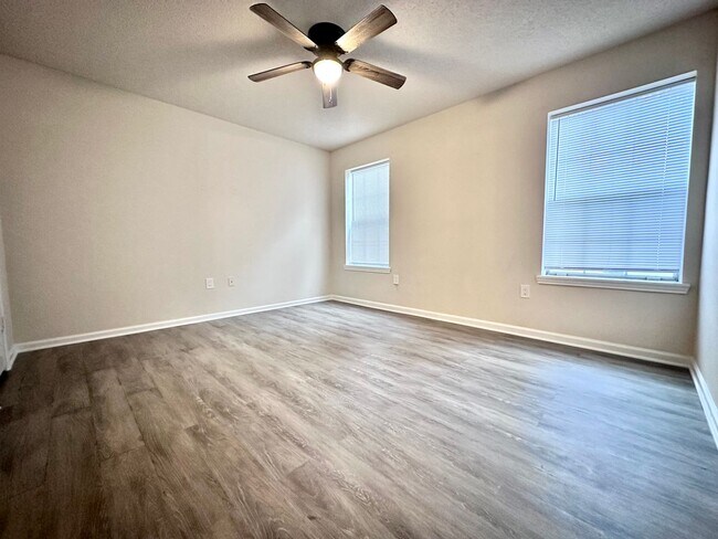 Building Photo - Newly Renovated 1B/1B Condo near Beach in ...