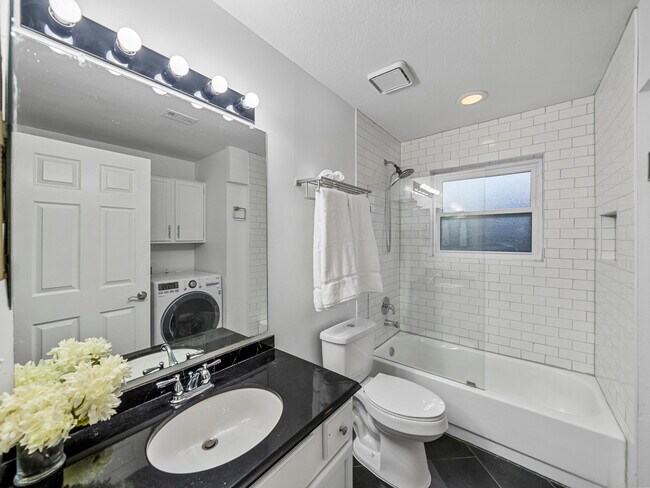 Building Photo - 2301 Summit Dr