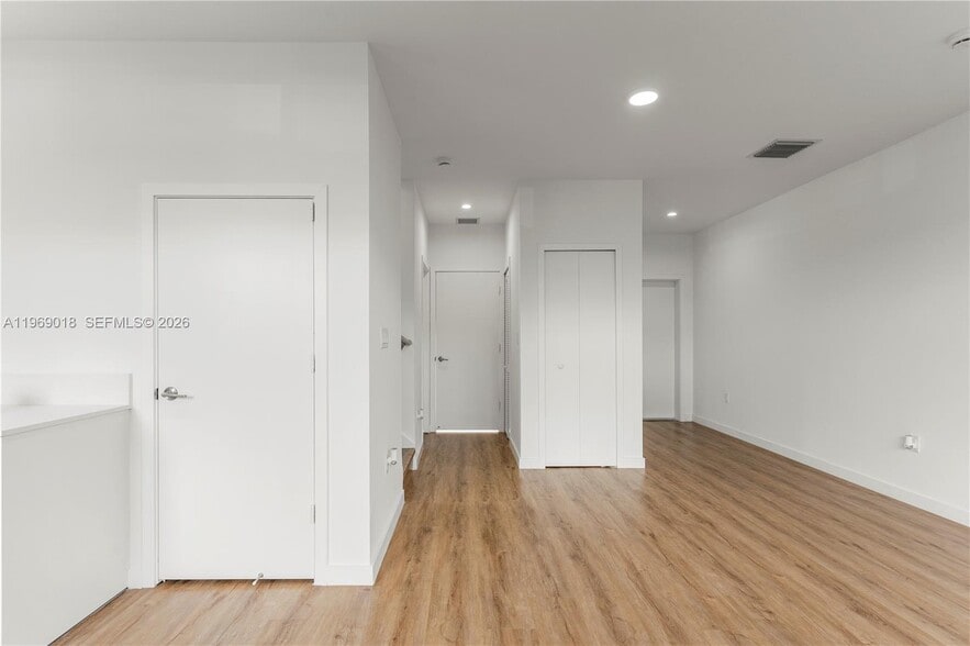 Building Photo - 408 NE 1st Rd