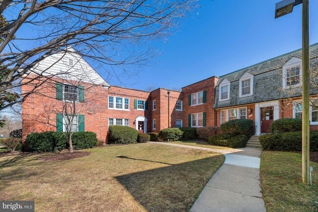 Building Photo - 1817 Queens Ln