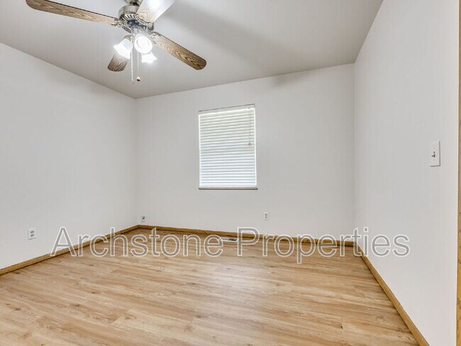 Building Photo - 3121 Lakeside Dr