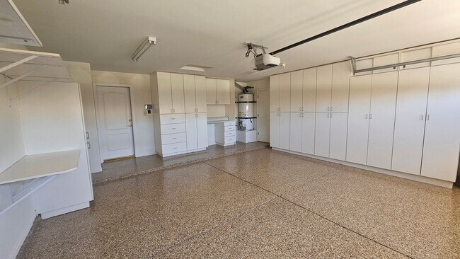 Building Photo - Beautiful Waterfront Home in Northwest Bakersfield