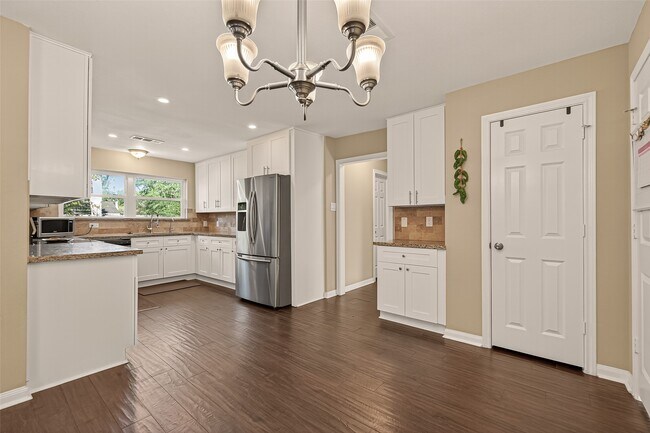 Building Photo - 101 Royal Ct