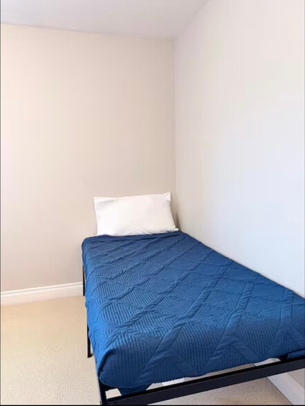 Building Photo - 319 W 12th Ave