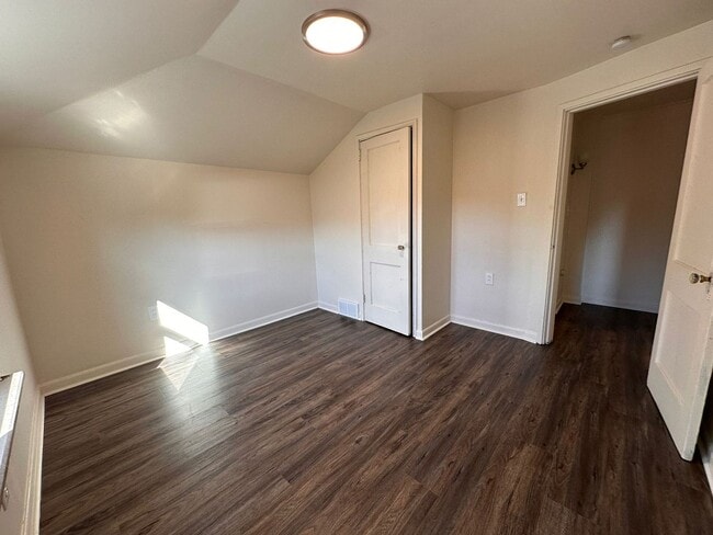 Building Photo - Newly Renovated 2 Bedroom Townhome