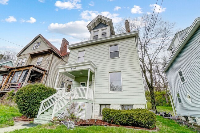 Building Photo - 870 Rockdale Ave