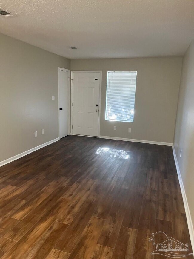 Building Photo - 3202 Redwood Ln