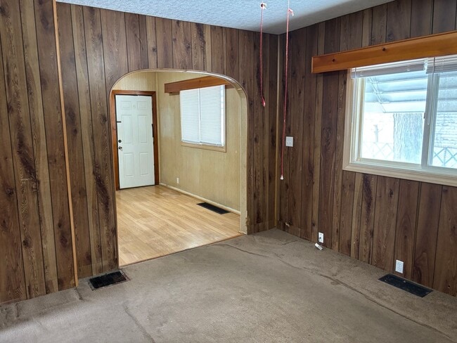 Building Photo - 3 Bedroom House