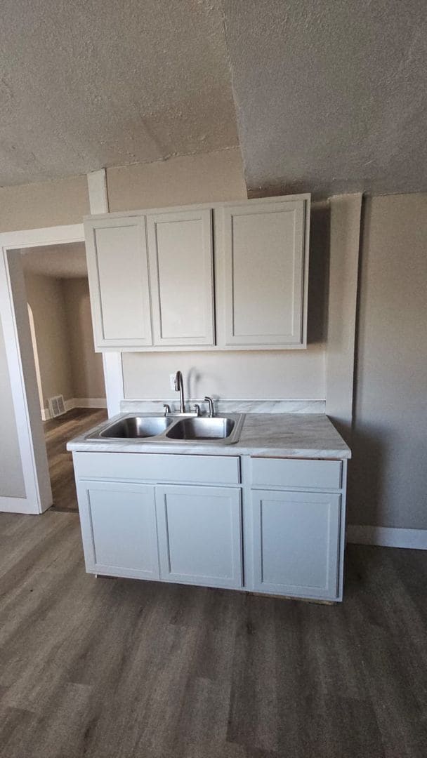 Building Photo - Charming 2-Bedroom Single Family Home Available!