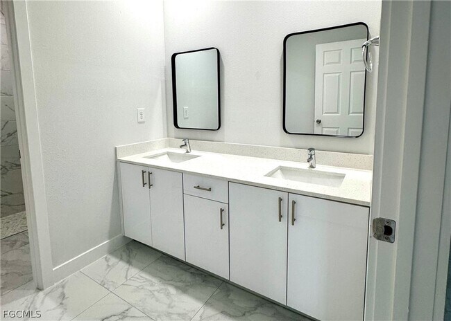 Building Photo - 825 Porter St E