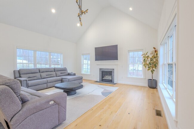 Building Photo - 18 Locust Hill Dr