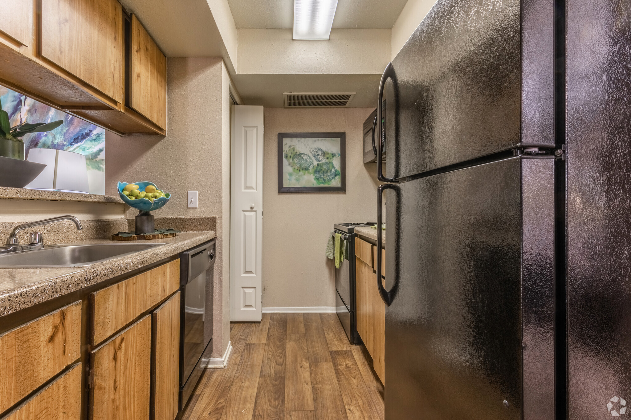 Kitchen - Woodtrail Apartment Homes