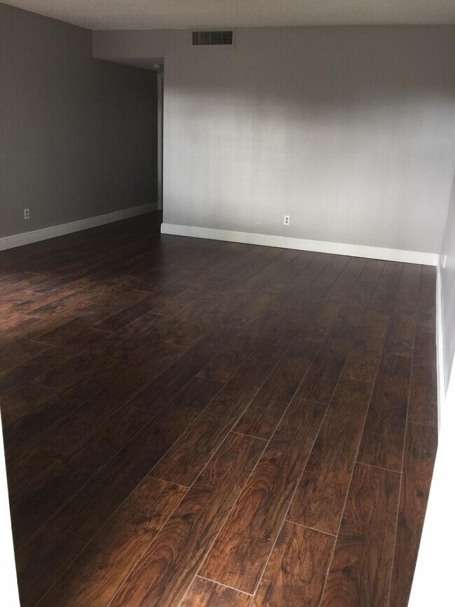Building Photo - 101 Meadows Cir