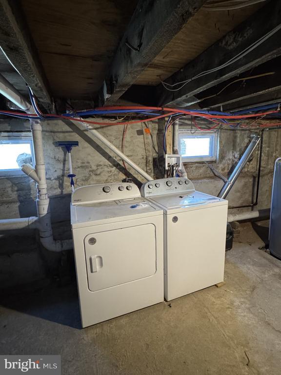 Building Photo - 214 W 8th St