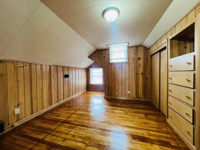 Building Photo - Elegant Kenosha Single Family Home with Chef’s Kitchen and Two-Car Garage