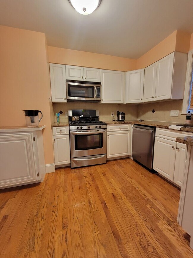 Building Photo - Spacious and Rare 3 Bd 2 Bath Near Fort Hill With Off Street Parking