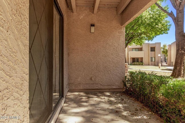 Building Photo - 1920 W Lindner Ave