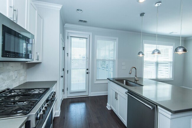 Building Photo - Beautiful Oyster Point Townhome - Mt. Pleasant