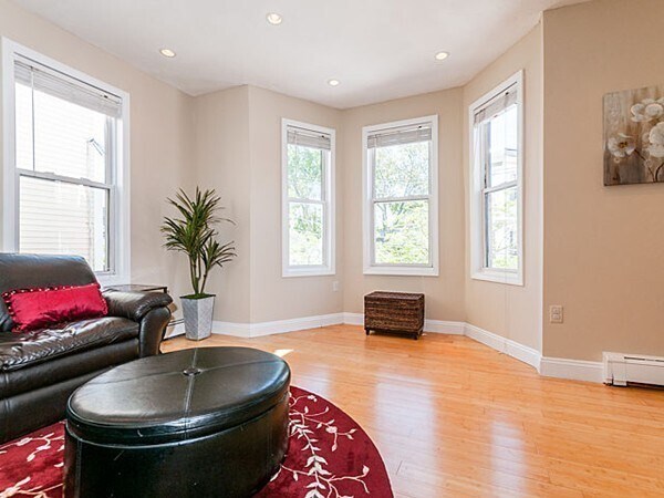 Building Photo - 154 Boylston St