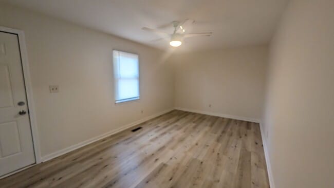 Building Photo - 2BR/1.5BA Renovated Townhome