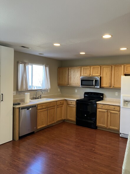 Building Photo - 1385 waxwing ave