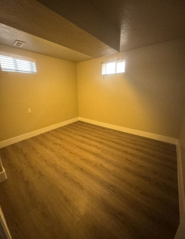 Building Photo - 1040 W 400 N