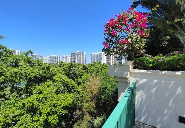 Building Photo - 20000 E Country Club Dr