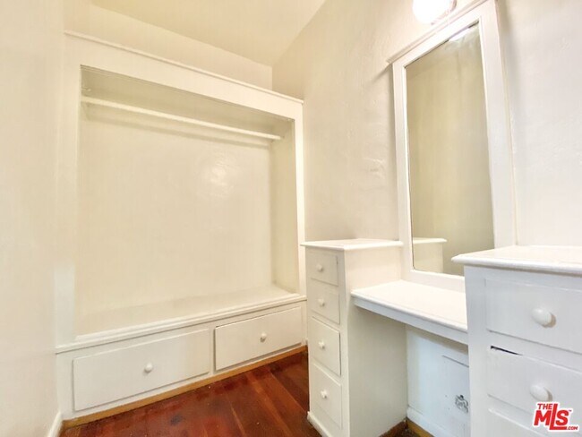 Building Photo - 608 S Dunsmuir Ave