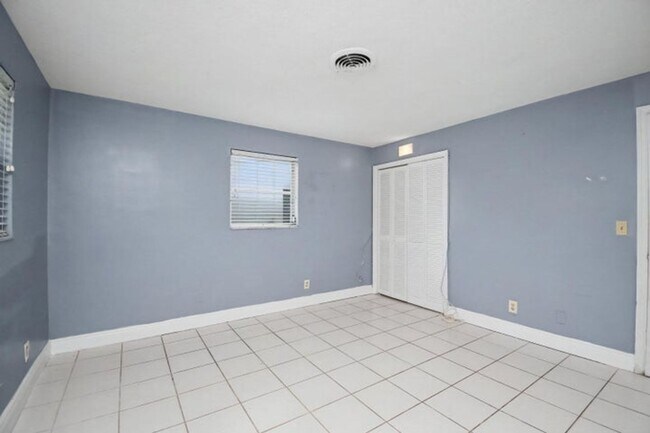 Building Photo - 71 18th Ave S